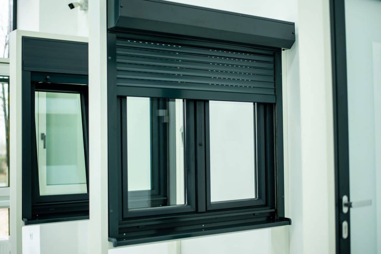 Controlează lumina montând rulouri exterioare din PVC